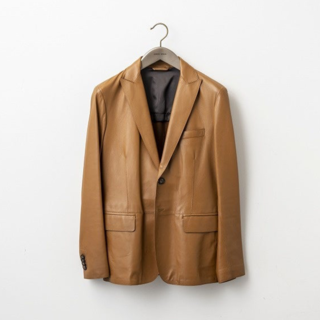 人気の「メイド トゥ オーダー」シリーズに上質な着心地を叶えるグローブレザー素材が登場｜GIORGIO ARMANI