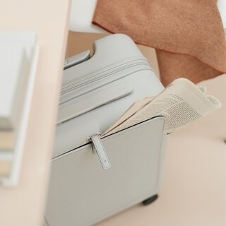 新たなトラベルアイテムブランドが誕生。地球の景色になじむ、鞄のようなスーツケース｜ moln