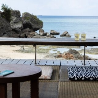 沖縄の海辺を大人テイストで楽しめる日帰り施設「星野リゾート バンタカフェ」|TRAVEL