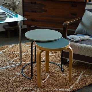 限定20台。90周年を迎える「606 サイドテーブル」が特別カラーで発売｜Artek