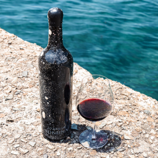 水深15m。南伊豆の美しい海の底でゆっくりと熟成された特別なワイン｜SUBRINA