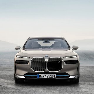 BMWのフラッグシップセダン、新型「 7シリーズ」販売開始──初のBEV「i7」もラインナップ|BMW