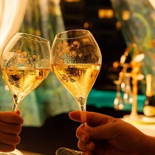 まるで千夜一夜物語。黄金色に煌めく石垣島の「ナイトプール」で大人時間を満喫！｜TRAVEL