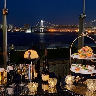 東京湾岸夜景を一望するテラス席でシャンパンやビールを楽しむ｜INTERCONTINENTAL TOKYO BAY