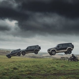 『007/ノー・タイム・トゥ・ダイ』に登場したディフェンダーがチャリティオークションに!|Jaguar Land Rover