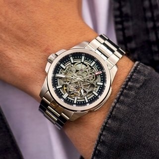 ２点支持で剛性力アップ。アームが太く、第一印象から凛々しいスケルトン｜NORQAIN