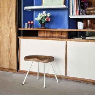 ジャン・プルーヴェの名作スツール「タブレ N°307」が、オークの無垢材で復刻｜Vitra