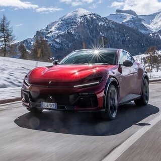 フェラーリプロサングエに北イタリアで試乗──快適性と多用途性を兼ね備えたオールラウンドスーパーカー|Ferrari