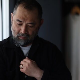 価値ある８連リングを発見する。知性と色気が絡み合う、プラチナとYGのオニオンリング®｜MOJITO