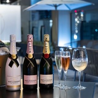 「モエ・エ・シャンドン」3種とワイン10種の夏季限定フリーフロー。プルマン東京田町のルーフトップバーで味わう｜EAT