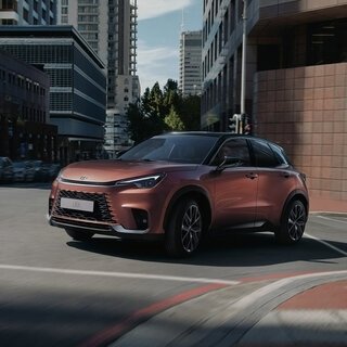 レクサスの“いちばんコンパクトな高級車”LBX世界初披露|LEXUS