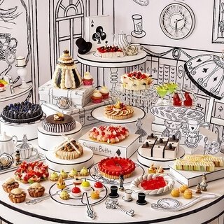 絵本の世界を体現したスイーツビュッフェ「絵本の国のアリス」がヒルトン東京で開催中｜EAT