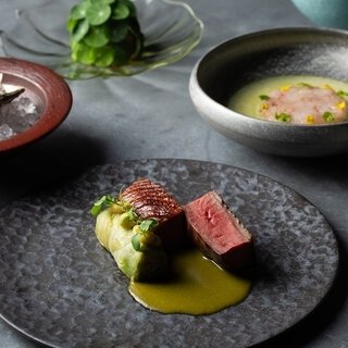 麻布台ヒルズに話題のタイ料理が初上陸。カジュアルラインの「SAAWAAN BISTRO」｜EAT
