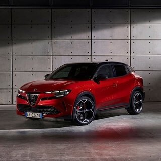 アルファロメオ初のBEVも。小型SUV「ミラノ」改め「ジュニア」が登場