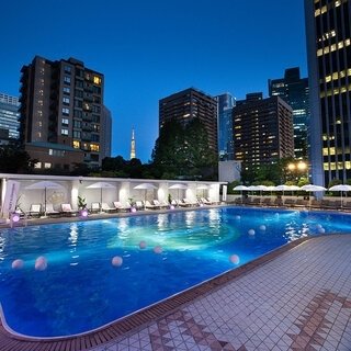 都会の真ん中でリゾート気分。「ANAインターコンチネンタルホテル東京」のプールサイドラウンジがオープン！｜TRAVEL