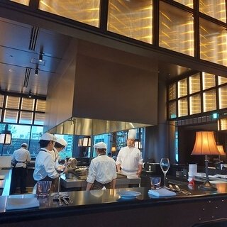 刻々と移ろう東京タワービューとエネルギッシュなライブキッチンに魂が心地よく揺さぶられる体験を｜JANU TOKYO