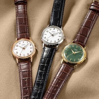 34mmというケースサイズがドレスウオッチとしての品格を強める