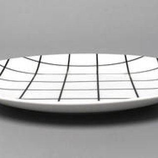 グリッドを纏ったプレートが食べ物を様々な表情に｜Swimsuit Department 