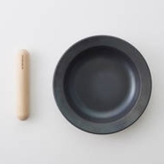 「つくる」と「たべる」を1つに。町工場が製造する鉄フライパン「ジュウ」｜TENT × 藤田金属