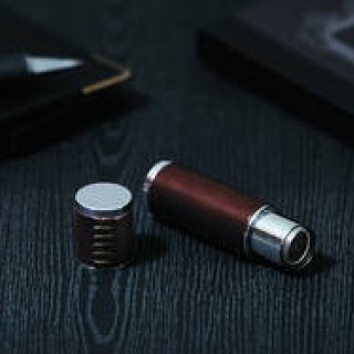 金属製ボディに上質な牛革素材を施したこだわりのネーム印｜Shachihata