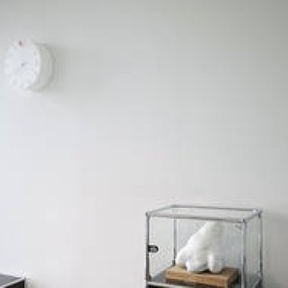 周囲の光に合わせてさまざまな表情をみせる「CARVED」のカッコー時計｜Lemnos