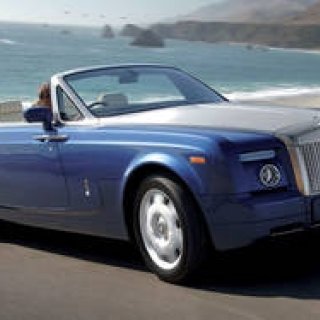 ROLLS-ROYCE PHANTOM DROPHEAD COUPE｜重厚さと、軽快な雰囲気