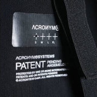 デザインと機能の服 ACRONYM（アクロニウム）