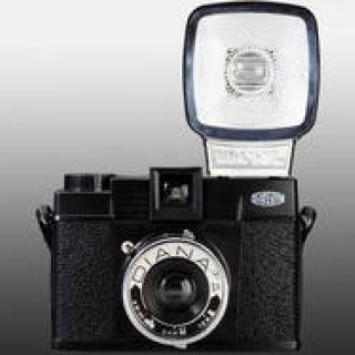 あたたかみあるアナログなコラボ──トイカメラ「DIANA F+」