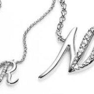 ニナ リッチ｜流麗なハンドライティングがエレガントなペンダント