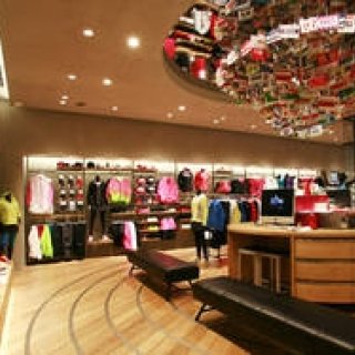 ランニング特集｜国内最大の直営店 『NIKE 原宿』