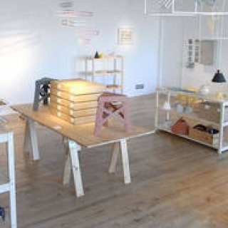 EXHIBITION｜デザイナー 藤城成貴「shelves and mobiles」展