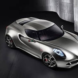 Alfa Romeo|シルバーカラーを纏ったアルファ製ミドシップスポーツ Alfa Romeo