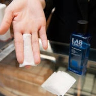 ARAMIS LAB SERIES│“STEP2＝水分補給” ふき取りとパッティングで、水分量グングンUP！