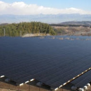 山梨の丘陵地帯に国内最大級のメガソーラー