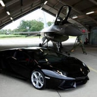 ランボルギーニ最新最強のアヴェンタドールが、空戦の王に挑む!|Lamborghini
