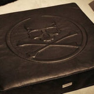 BUILDING｜mastermind JAPANコラボのレザーフロアクッション