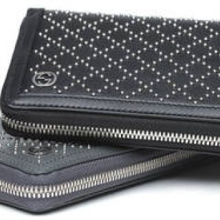 GUCCI｜長財布を手持ちで颯爽と！