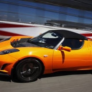 最新にして最後のテスラ ロードスターをテストドライブ｜TESLA