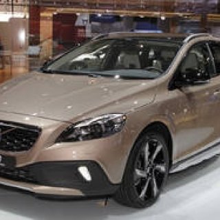 ボルボV40にクロスカントリーモデルを追加｜Volvo