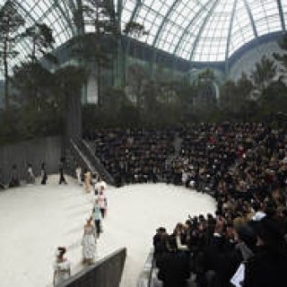 妖艶さと可憐さと。森の中で紡がれるクチュールの物語