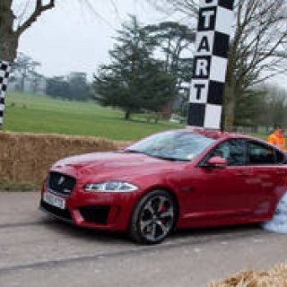 ジャガー最速のサルーン XFR-Sがヒルクライムを披露｜Jaguar