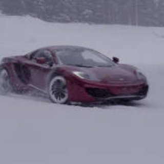 スノーボーダー vs MP4-12C スパイダー｜McLaren