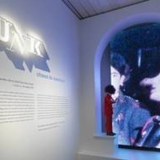 ART FILE 19｜「Punk: Chaos to Couture」｜連載「世界のアート展から」