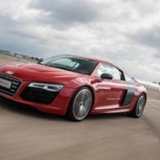 アウディ R8 e-tron に試乗|Audi