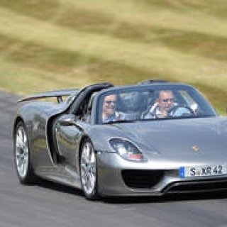 918 スパイダー グッドウッドを走る｜Porsche