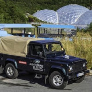 電気で駆動するSUV ディフェンダー 試験運用へ｜Land Rover