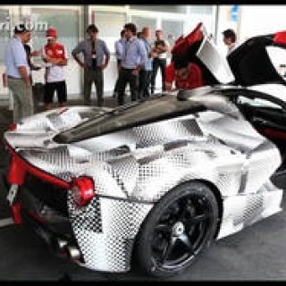 ラ フェラーリをアロンソがドライブ｜Ferrari