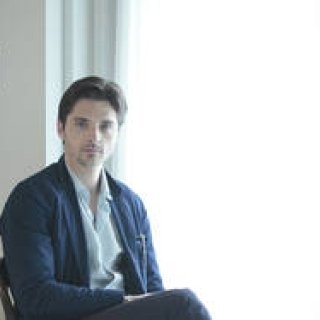 INTERVIEW｜『黒いスーツを着た男』主演、ラファエル・ペルソナにインタビュー