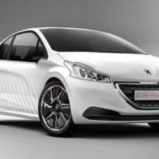 徹底的な軽量化を施した208のハイブリッド|Peugeot