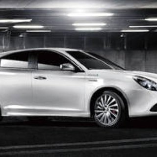 ホワイト&レッドレザーの特別なジュリエッタ｜Alfa Romeo